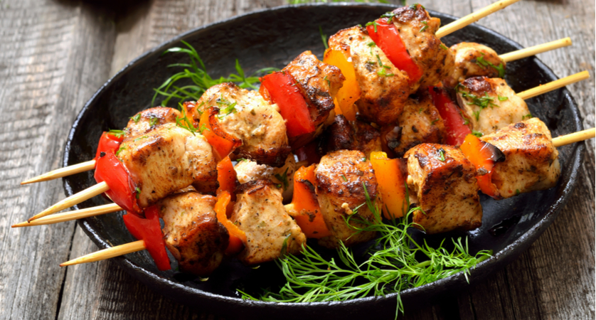 Come cuocere gli spiedini di carne in padella