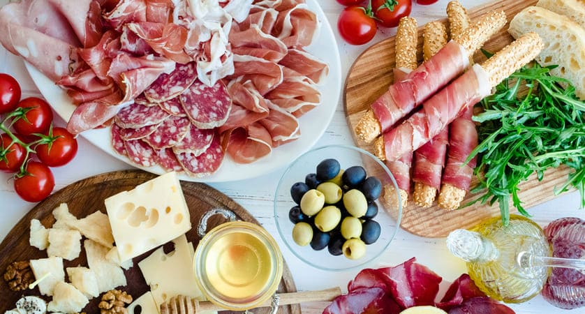 Come disporre i salumi nel piatto