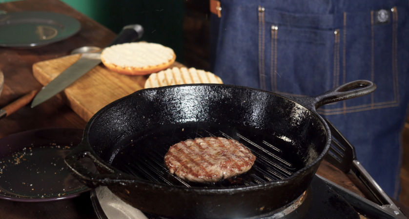 Hamburger in padella al vino bianco