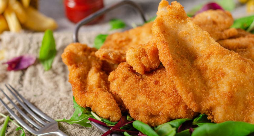 Fettina di carne nella friggitrice ad aria