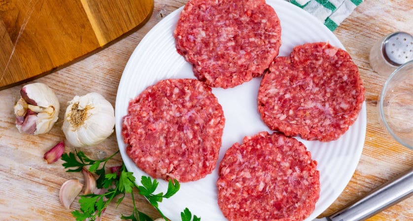 Come cucinare hamburger al forno con mozzarella