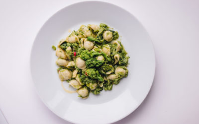 Orecchiette con cime di rapa e salsiccia: ricetta originale pugliese