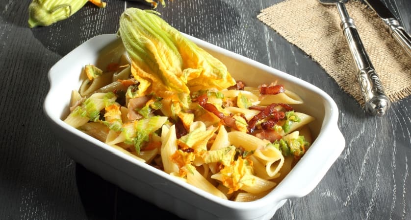 Ricetta pasta con fiori di zucca e pancetta